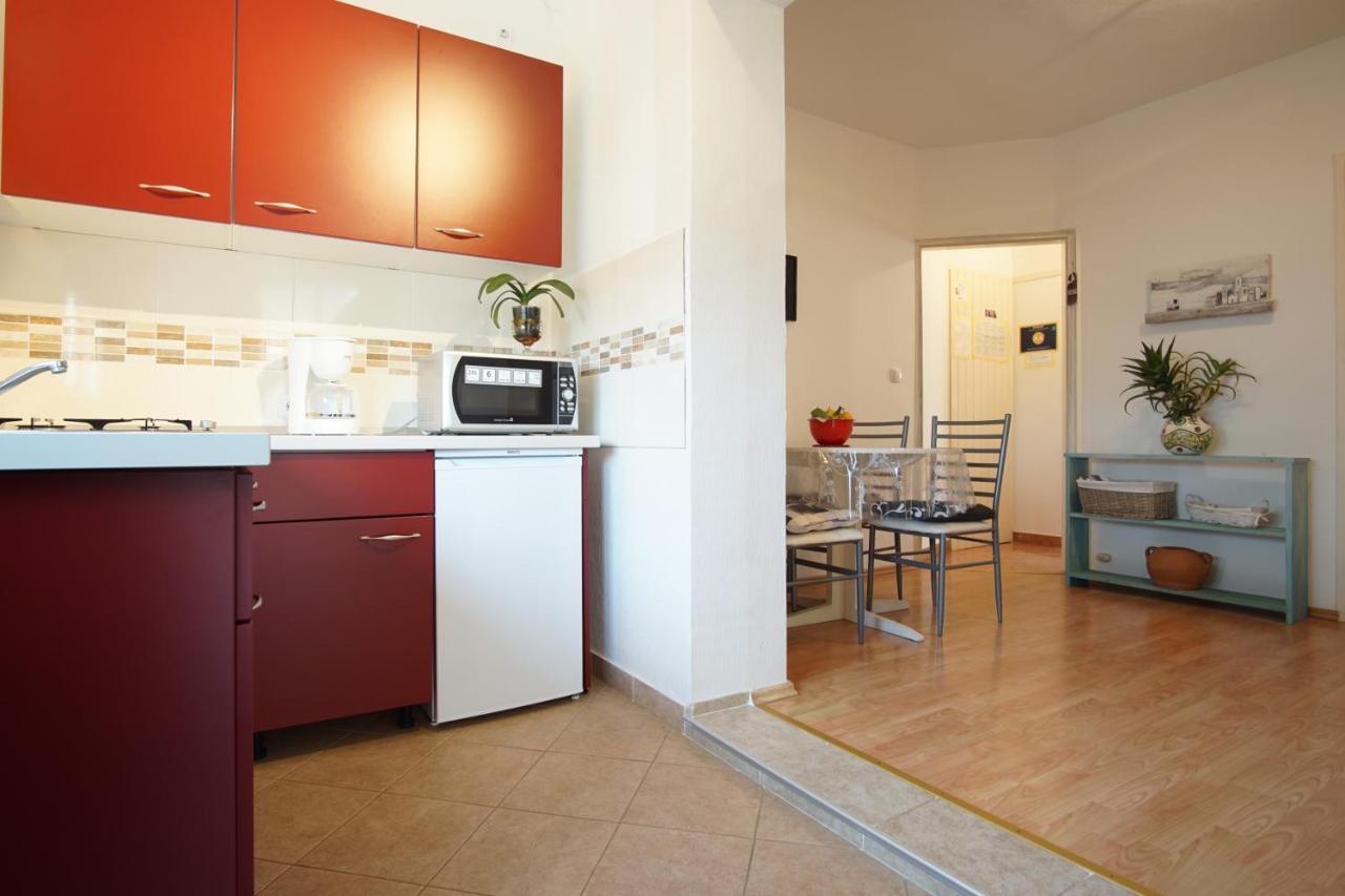 Apartments And Room Markovic ロヴィンスコ・セロ エクステリア 写真