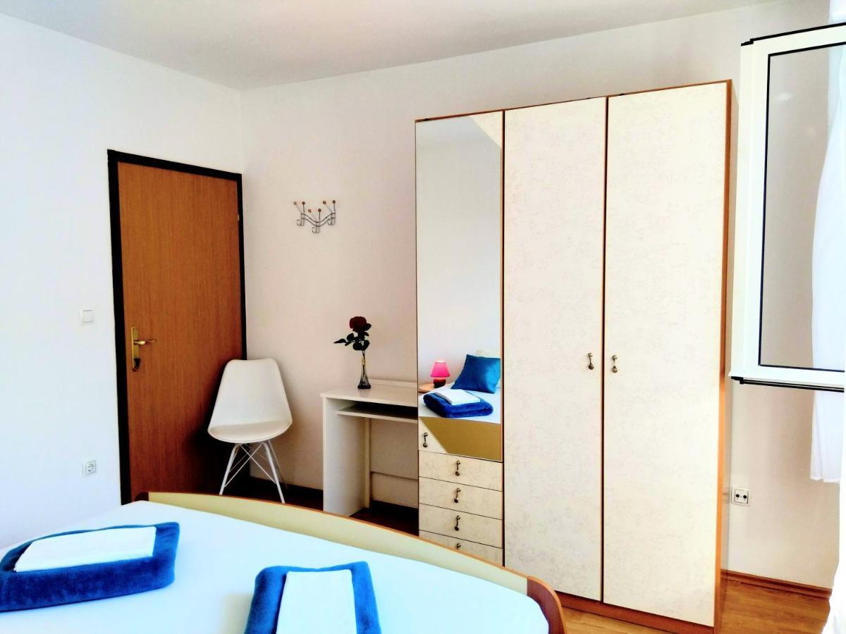 Apartments And Room Markovic ロヴィンスコ・セロ エクステリア 写真