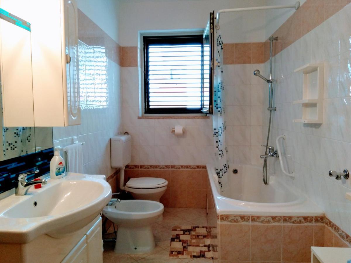 Apartments And Room Markovic ロヴィンスコ・セロ エクステリア 写真