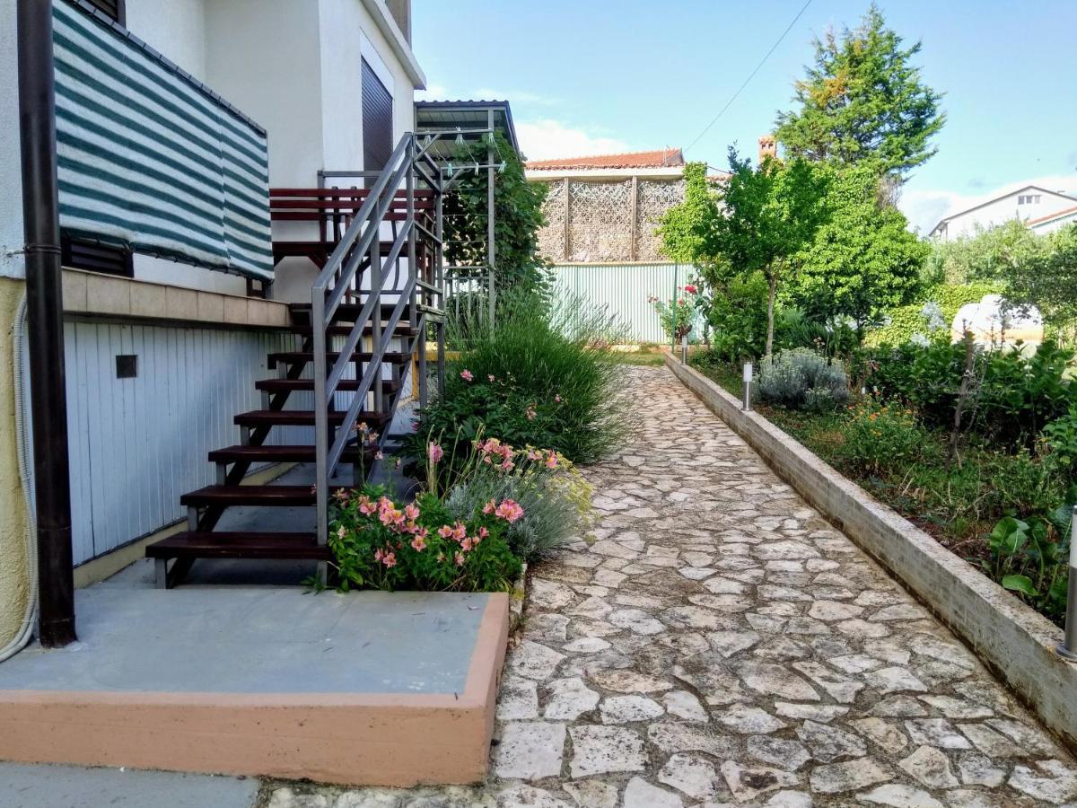 Apartments And Room Markovic ロヴィンスコ・セロ エクステリア 写真