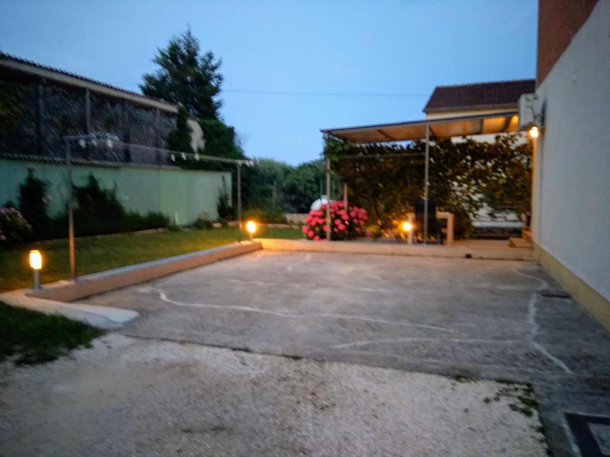 Apartments And Room Markovic ロヴィンスコ・セロ エクステリア 写真