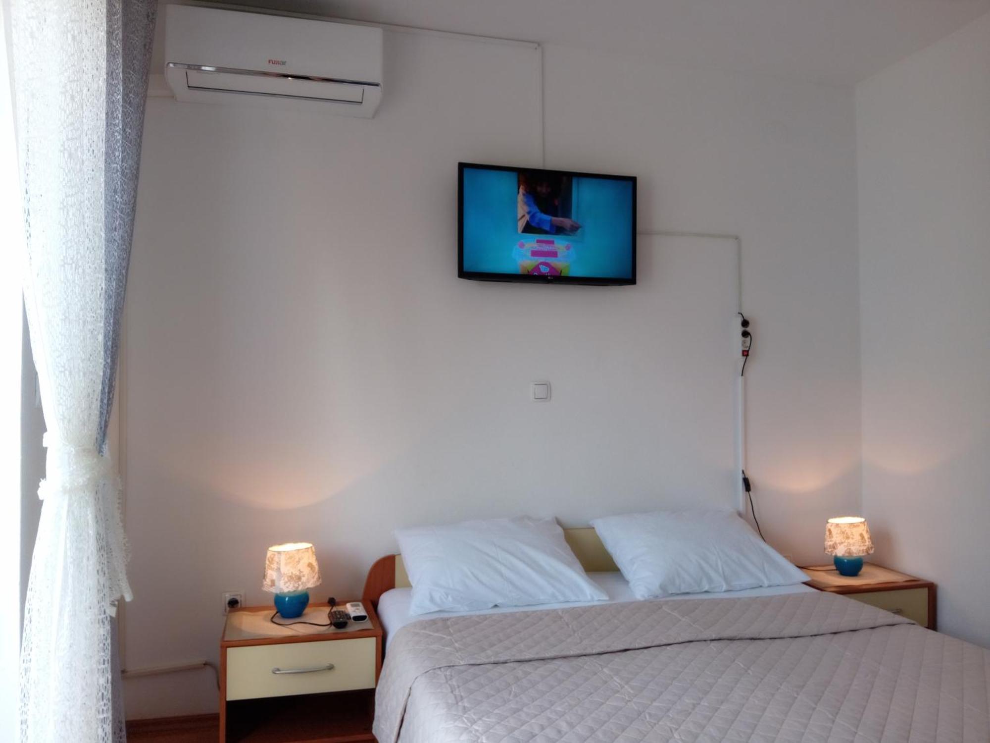 Apartments And Room Markovic ロヴィンスコ・セロ エクステリア 写真