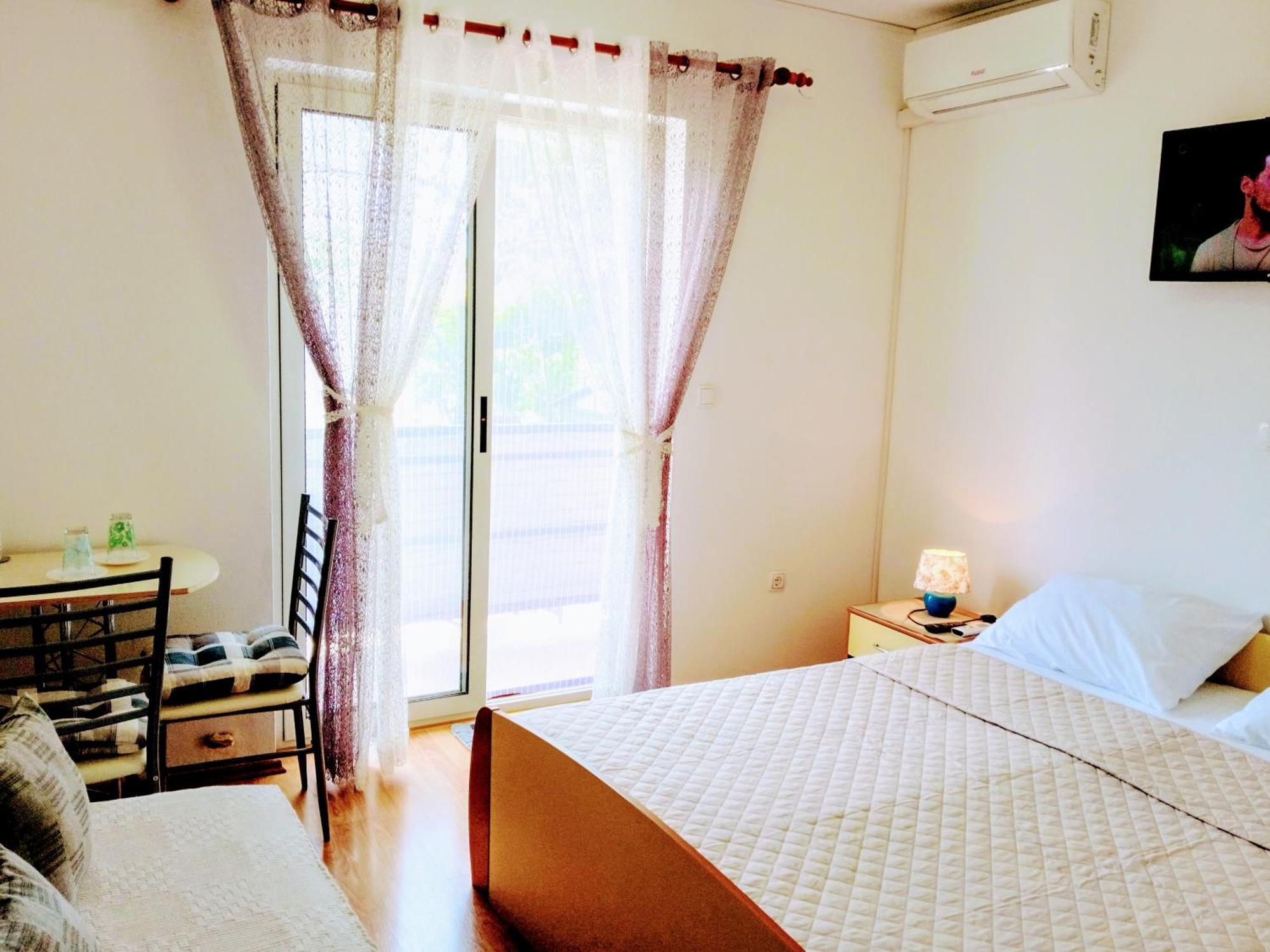Apartments And Room Markovic ロヴィンスコ・セロ エクステリア 写真