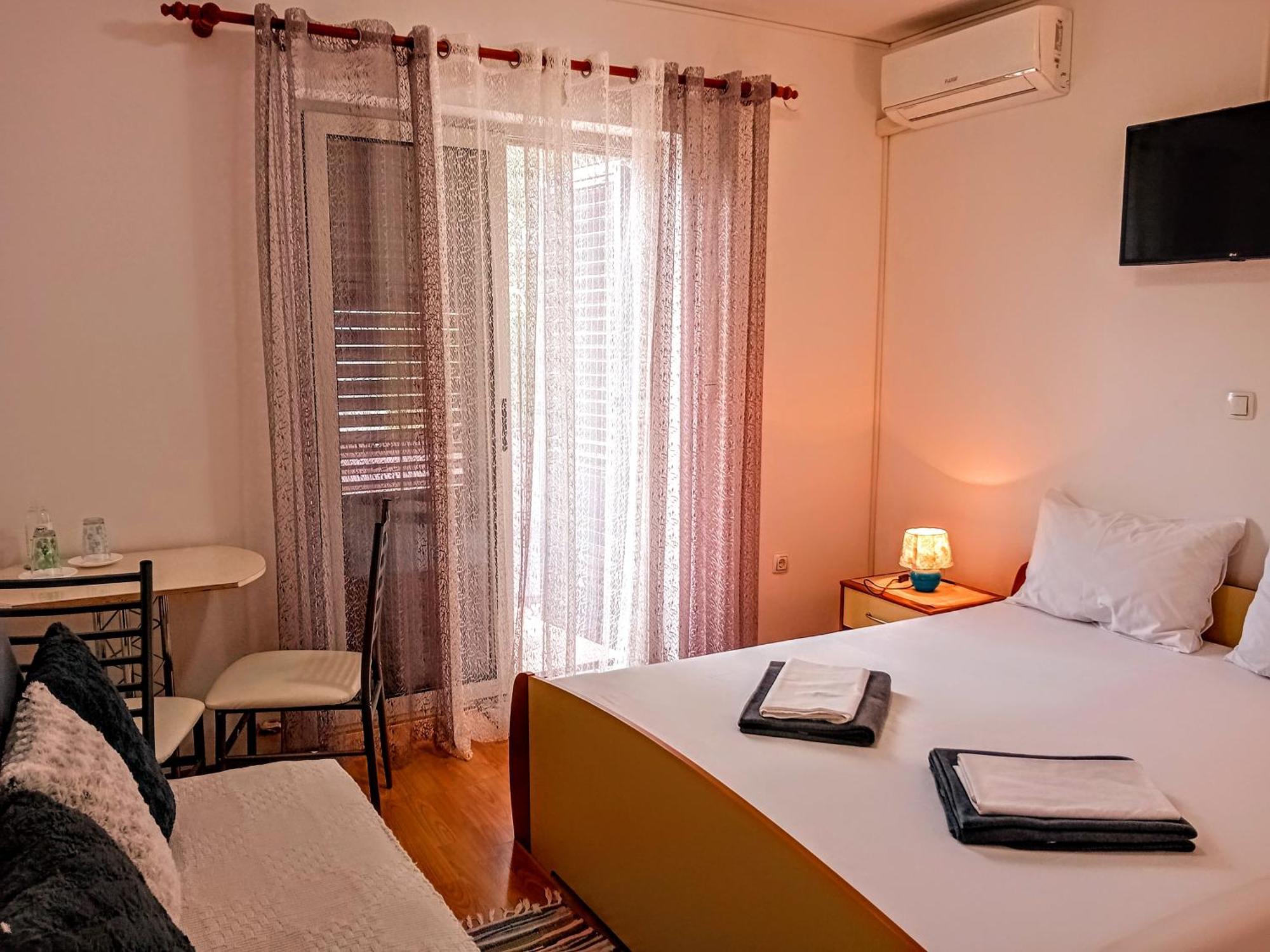 Apartments And Room Markovic ロヴィンスコ・セロ エクステリア 写真