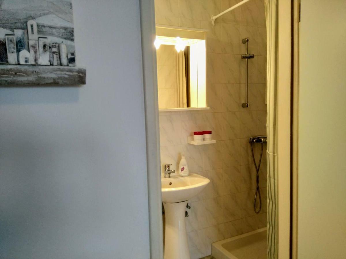 Apartments And Room Markovic ロヴィンスコ・セロ エクステリア 写真